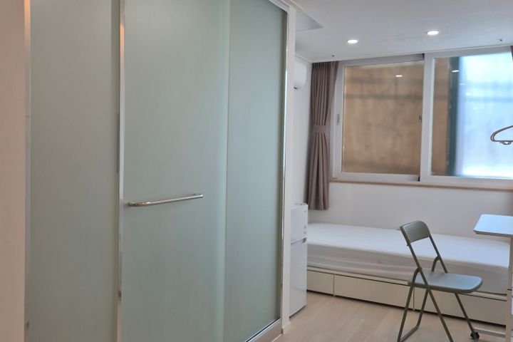 Suite 1, Room 4 5th image