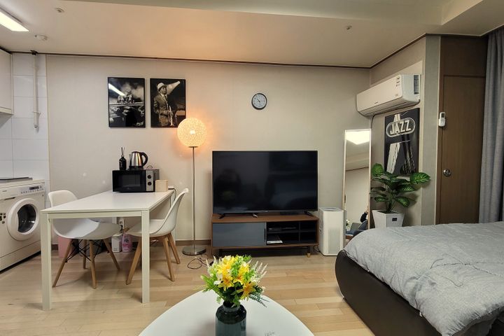 Fully furnished unit near Seolleung Station ( 2th image