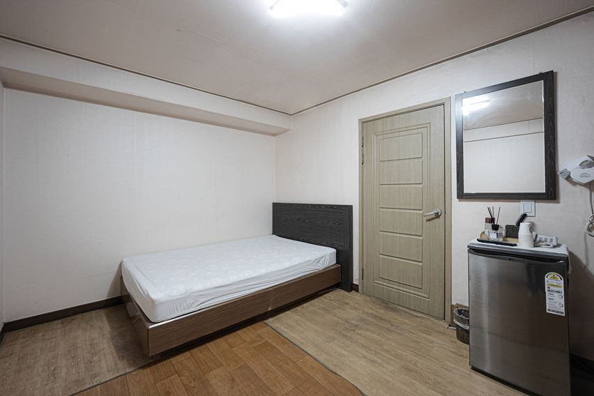 Clean room near Moran Station 18th image