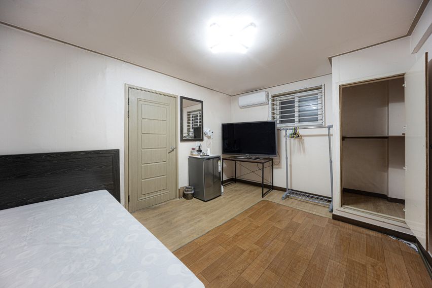 Clean room near Moran Station 16th image