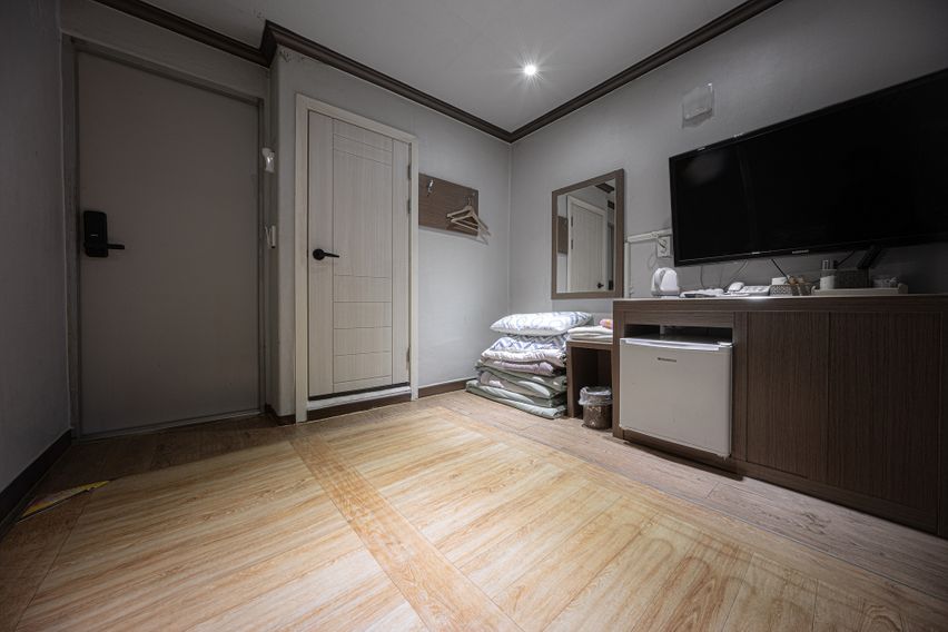 Clean room near Moran Station 10th image