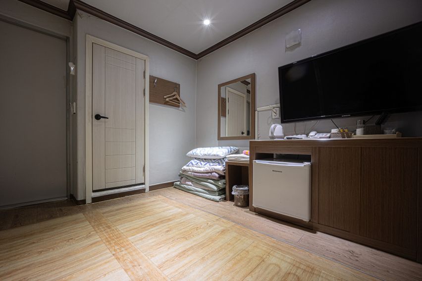 Clean room near Moran Station 11th image