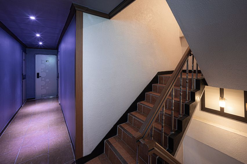 A cozy and tidy room. 8th image