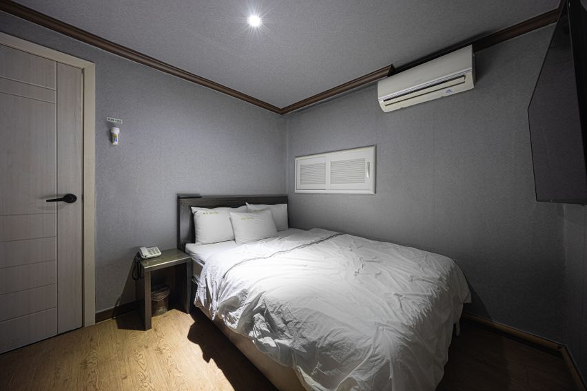 A cozy and tidy room. 6th image