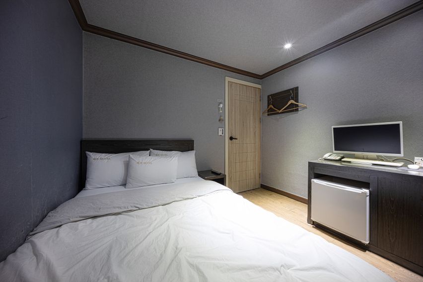 A cozy and tidy room. 3th image