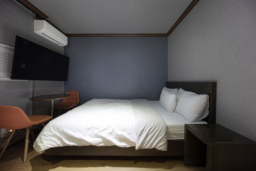 A cozy and tidy room. 0th image