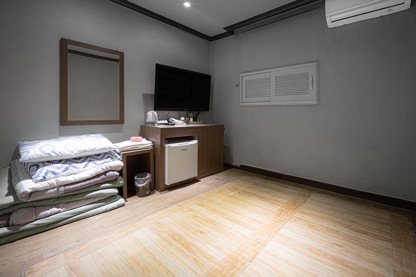 Clean room near Moran Station 13th image