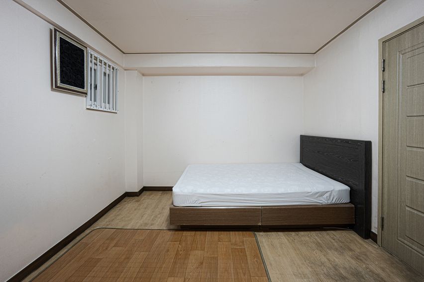 Clean room near Moran Station 17th image