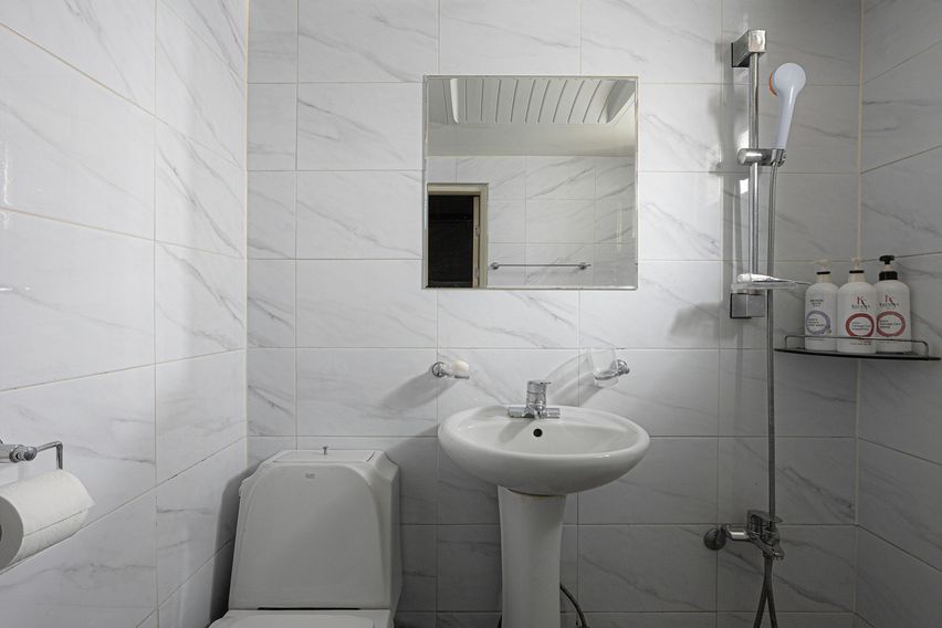 Clean room near Moran Station 14th image