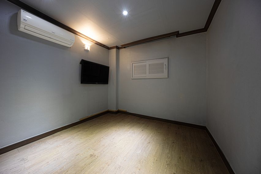 Clean room near Moran Station 2th image