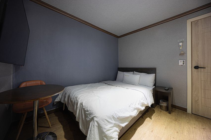 A cozy and tidy room. 2th image