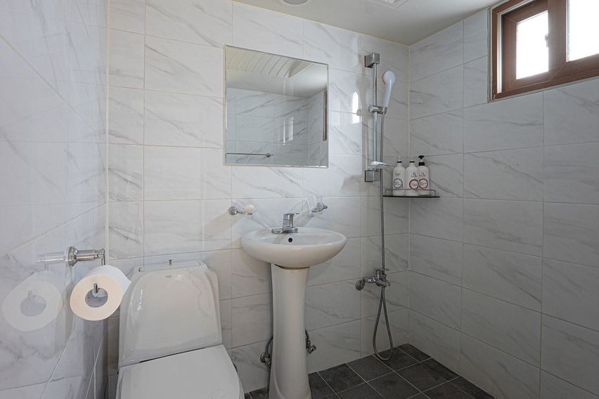 Clean room near Moran Station 15th image