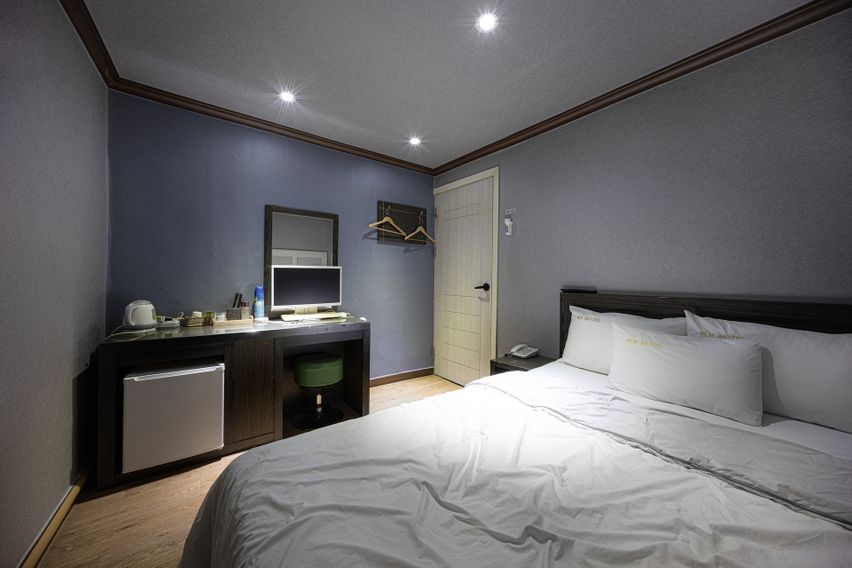 A cozy and tidy room. 7th image