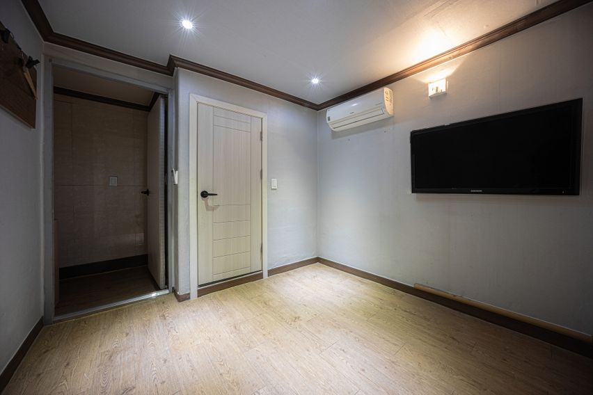 Clean room near Moran Station 1th image