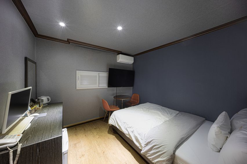 A cozy and tidy room. 1th image