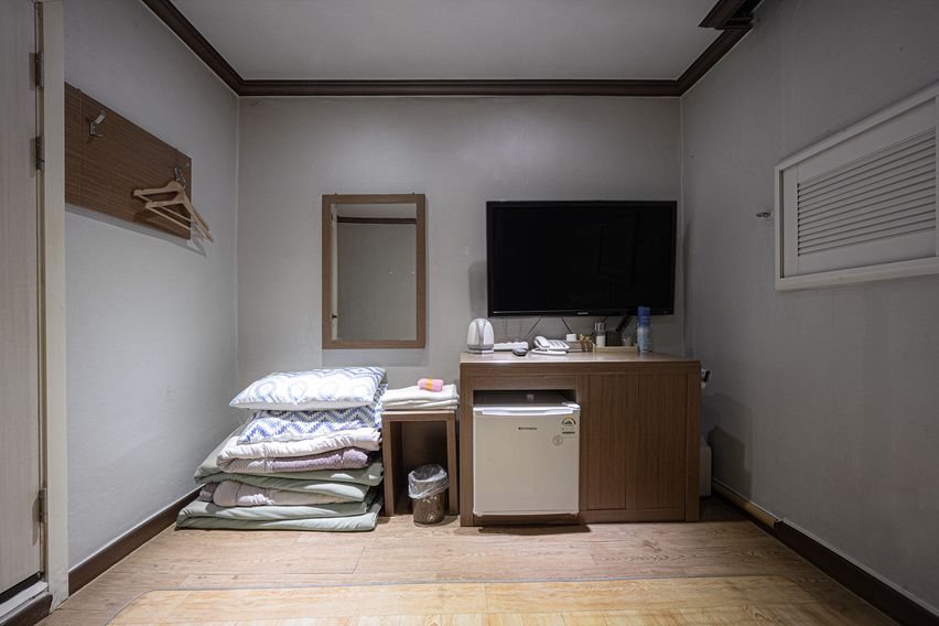 Clean room near Moran Station 12th image