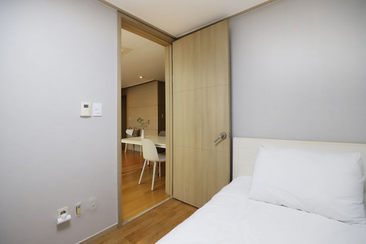Luxury two-bedroom apartment near Gangnam Sta 1th image