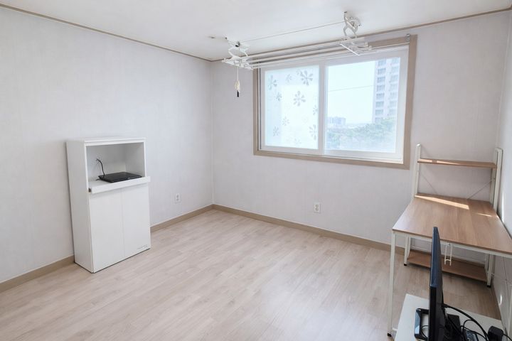 새로 도배한 깔끔한 방 0번째 이미지