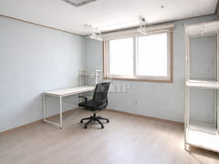 Room 21 with wallpaper and decor completed 0th image
