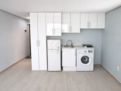 Room 21 with wallpaper and decor completed 1th image