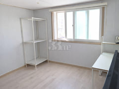 Neat room with new wallpaper (31) 1th image