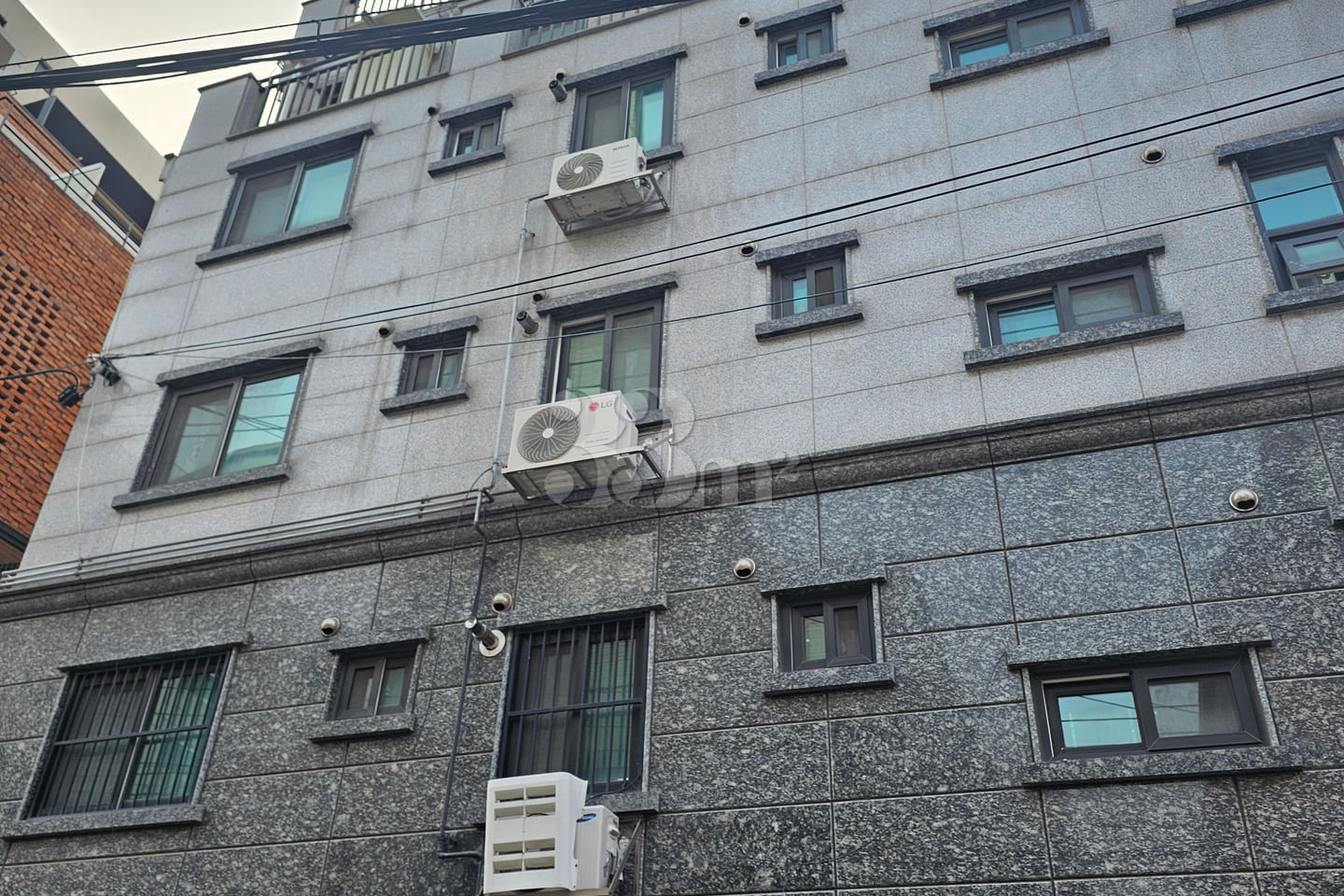 Stylish studio apartment on Dosan-daero 18th image