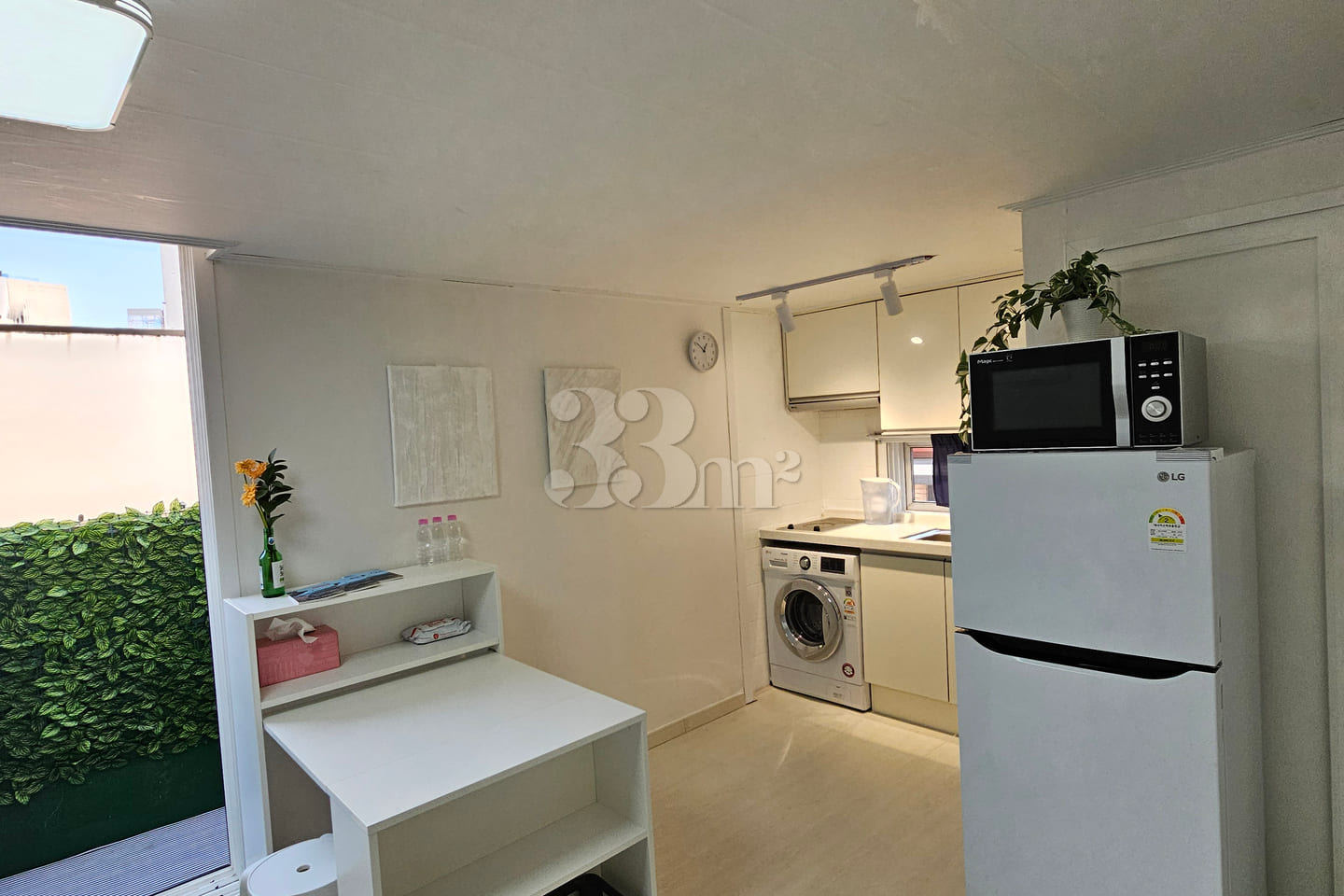 Stylish studio apartment on Dosan-daero 12th image
