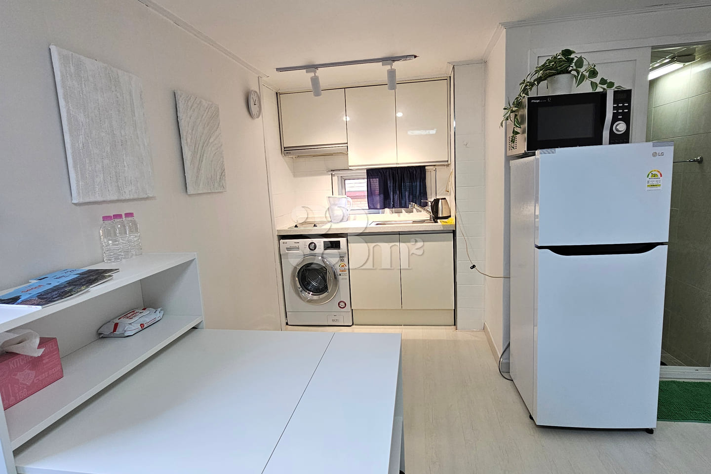Stylish studio apartment on Dosan-daero 11th image