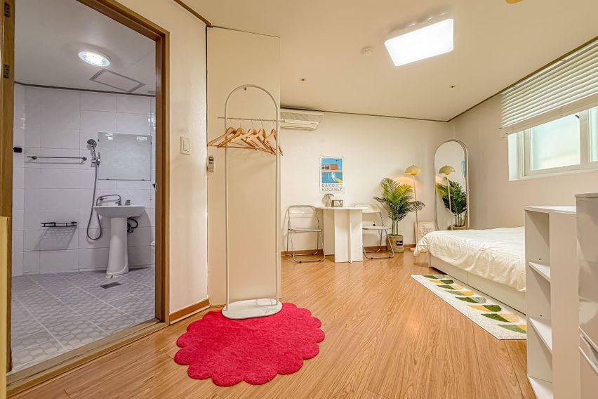 Fully furnished studio apartment near Hongdae 5th image