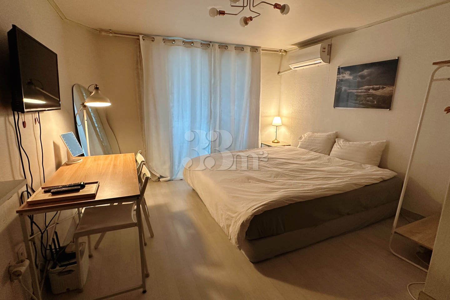 4 min from Hongdae Station / Super King Bed 0th image