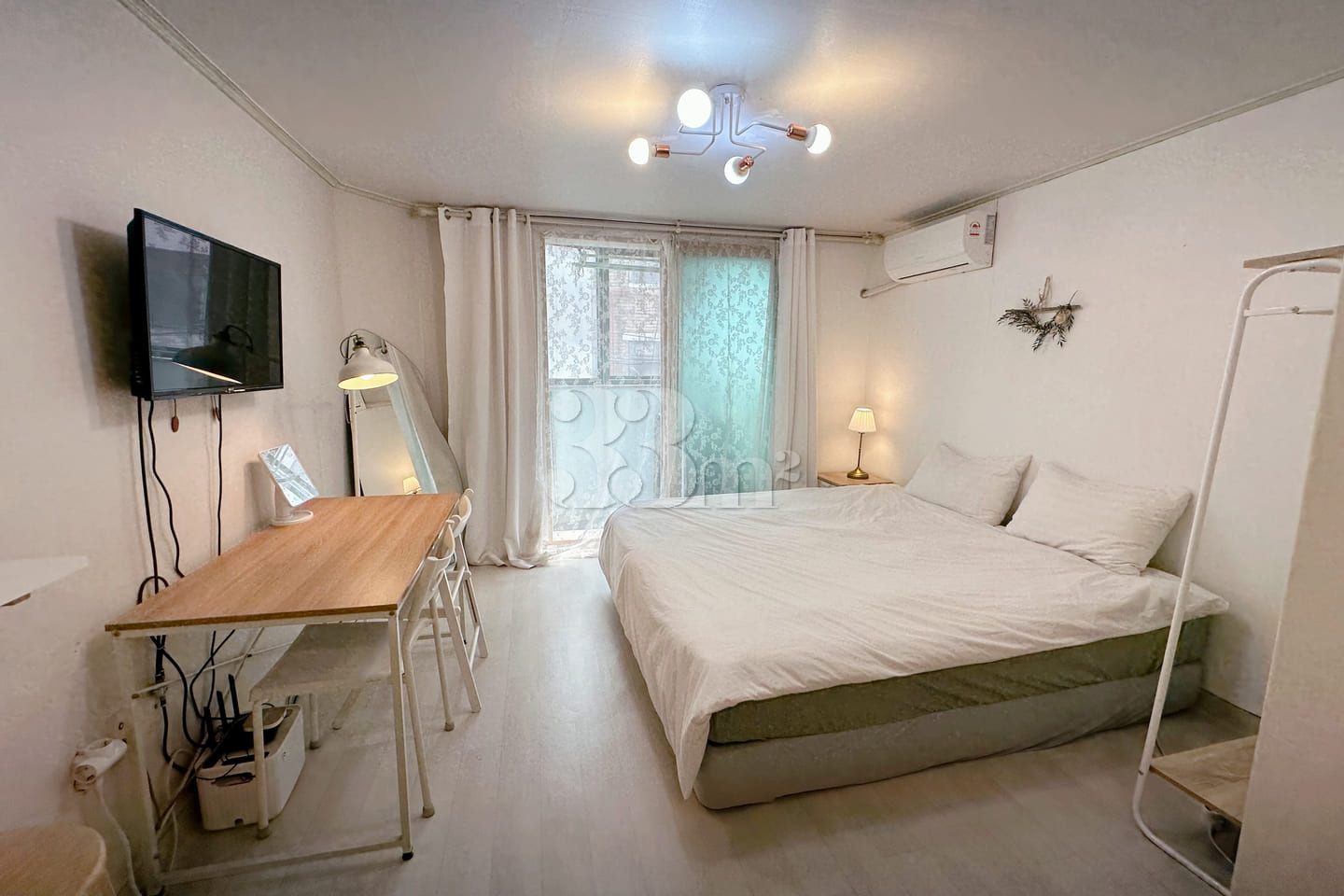4 min from Hongdae Station / Super King Bed 7th image