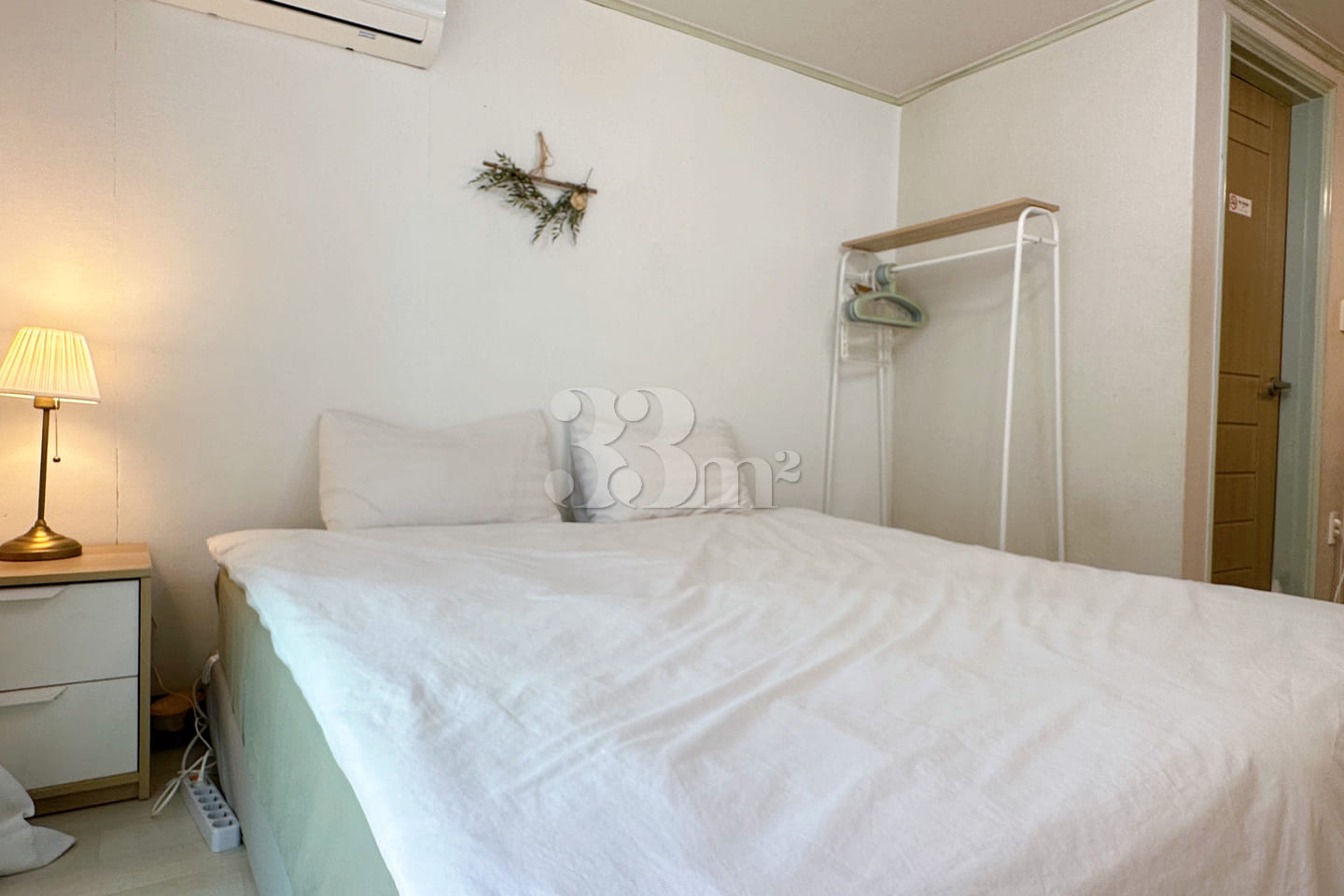 4 min from Hongdae Station / Super King Bed 19th image