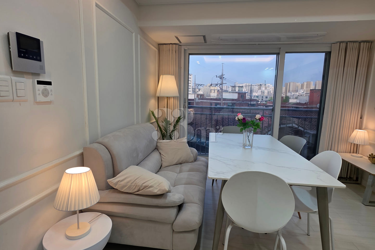 Cozy 3-bedroom unit with central A/C and park 1th image