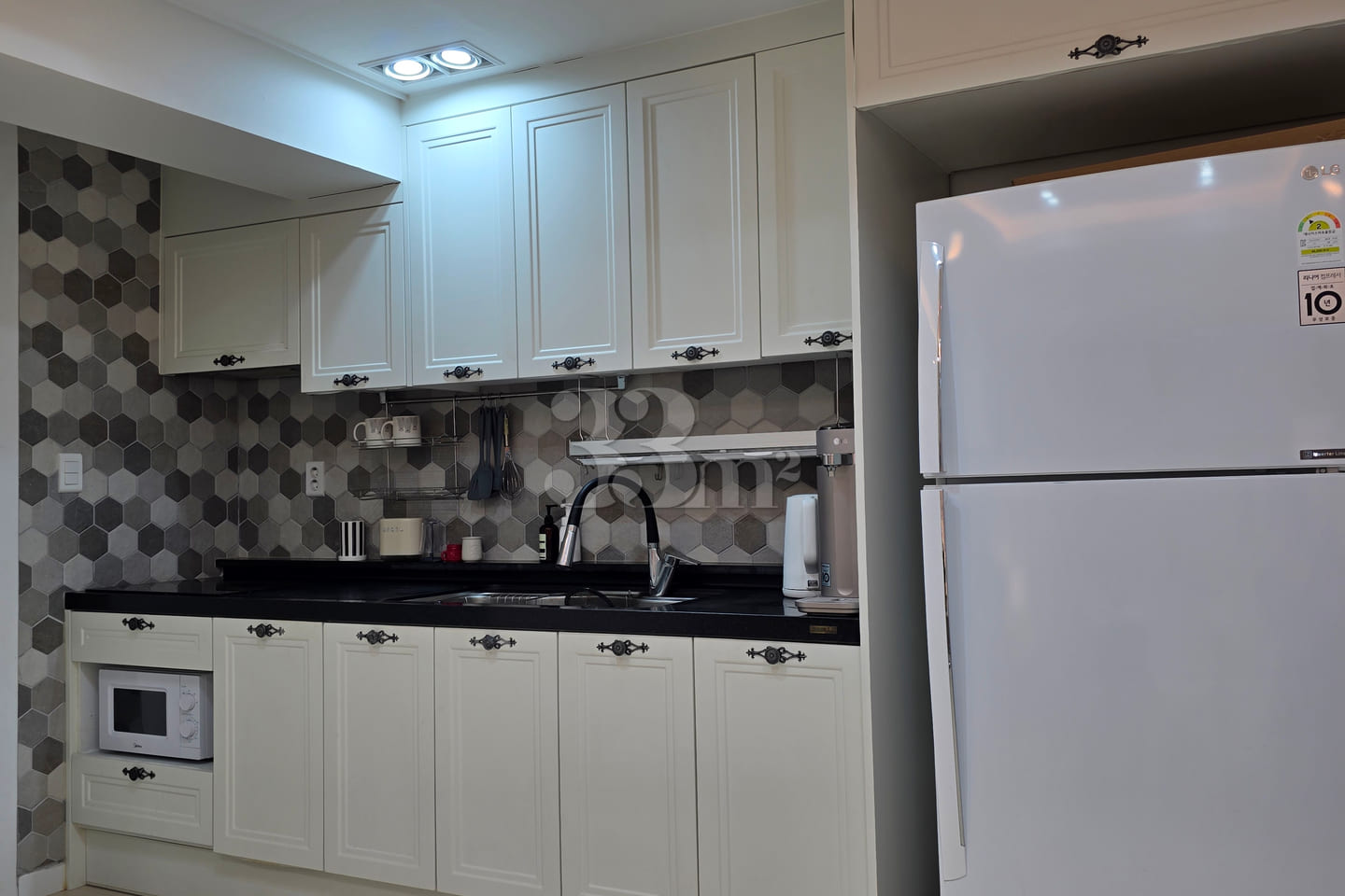 Cozy 3-bedroom unit with central A/C and park 13th image