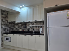 Cozy 3-bedroom unit with central A/C and park 13th image