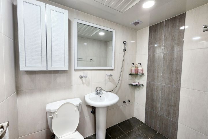 Three-room apartment in the prime location of 19th image