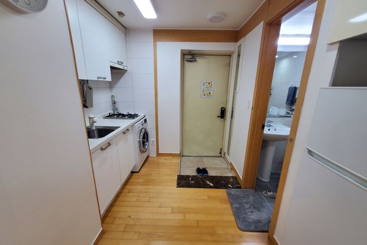 Fully Furnished Apartment near Yeouido, Line  10th image