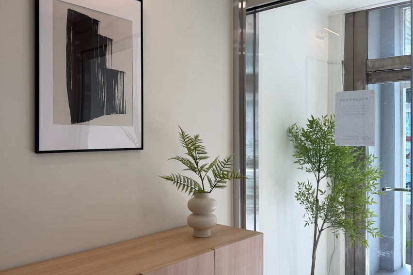 Room 105 9th image