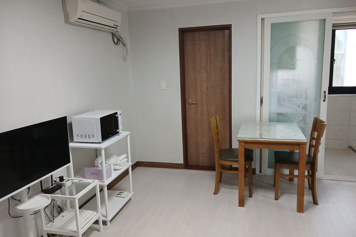 Two-room unit on the 3rd floor of a villa in 2th image