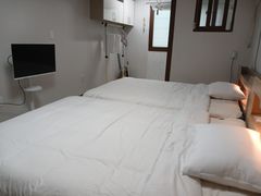 Two-room unit on the 3rd floor of a villa in 6th image