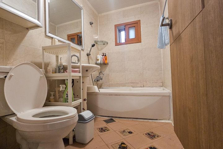 Middle Room B 15th image