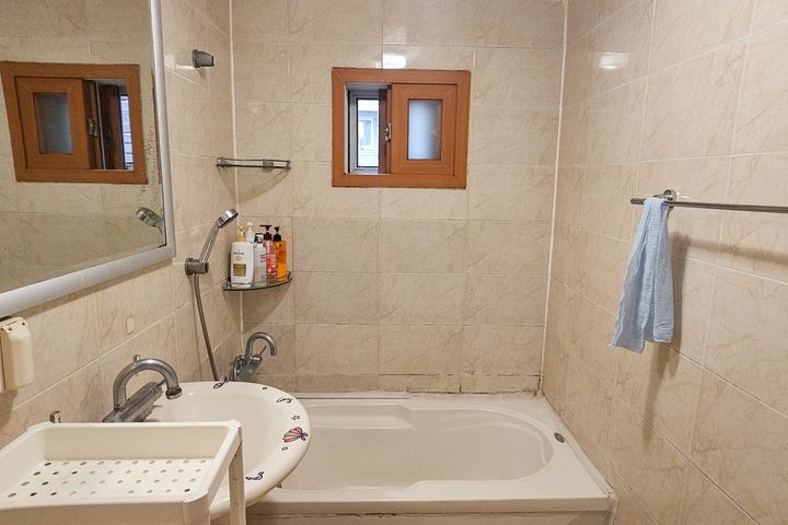 Middle Room B 16th image
