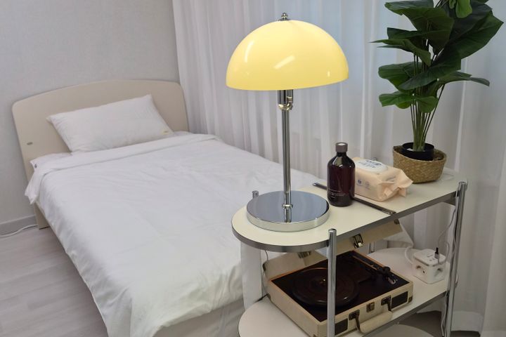 Fully furnished unit near Sinchon Station, Ew 0th image
