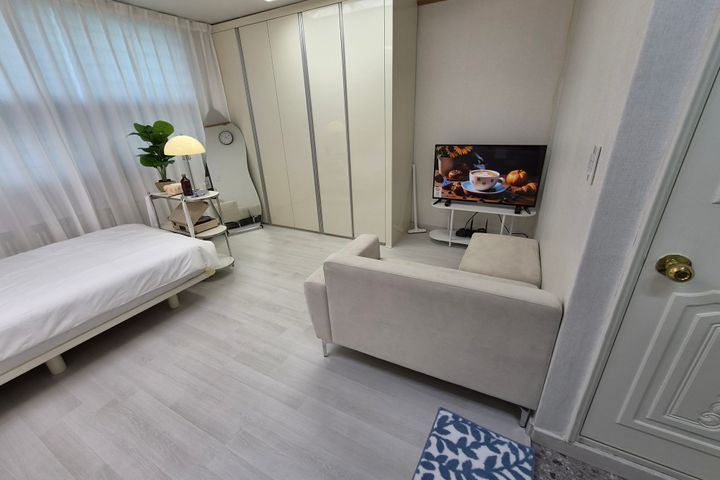 Fully furnished unit near Sinchon Station, Ew 2th image
