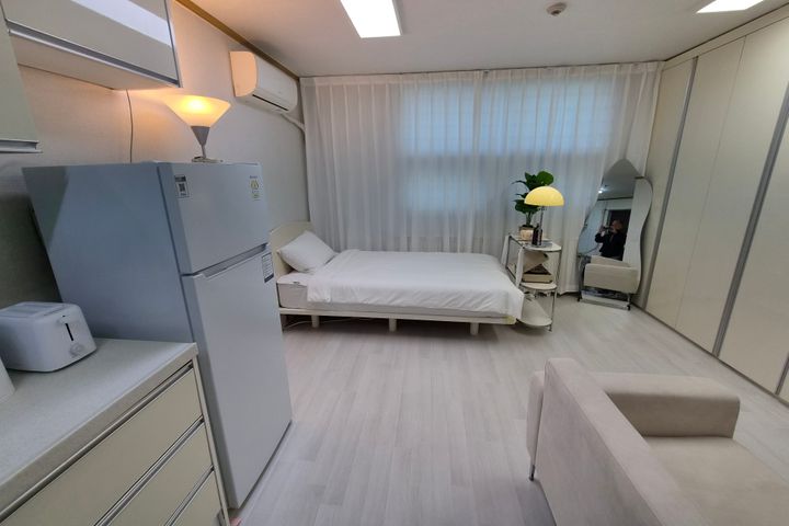 Fully furnished unit near Sinchon Station, Ew 1th image
