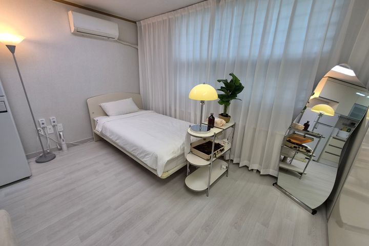 Fully furnished unit near Sinchon Station, Ew 3th image