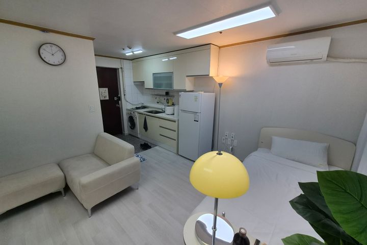 Fully furnished unit near Sinchon Station, Ew 4th image