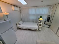 Fully furnished unit near Sinchon Station, Ew 6th image