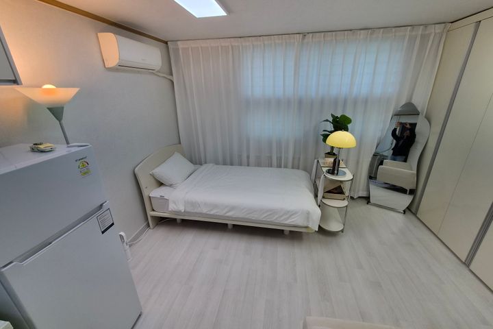 Fully furnished unit near Sinchon Station, Ew 6th image