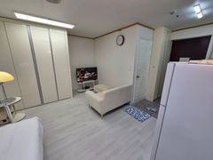 Fully furnished unit near Sinchon Station, Ew 5th image